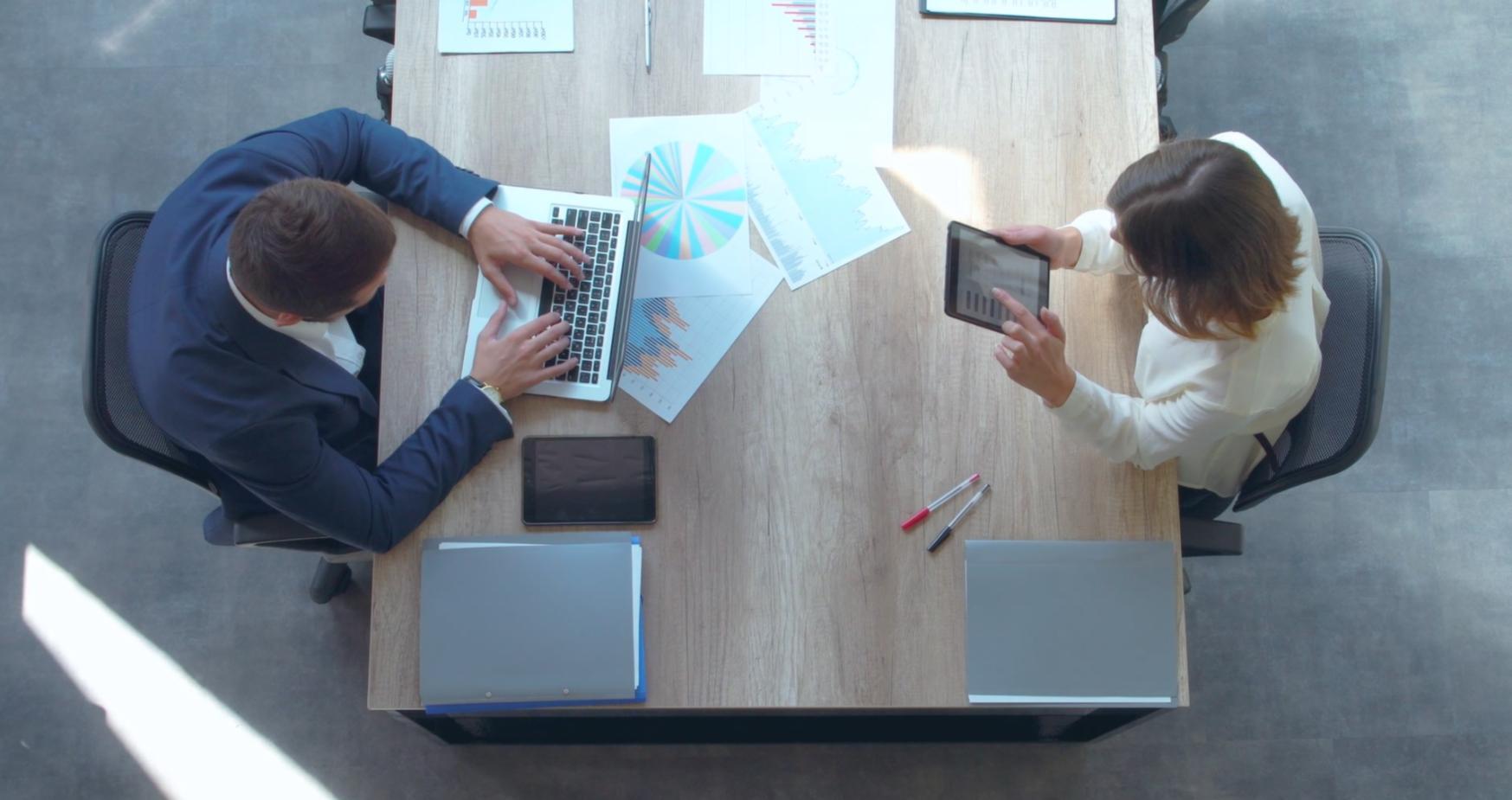 Schermata di analisi SEO con grafici e metriche